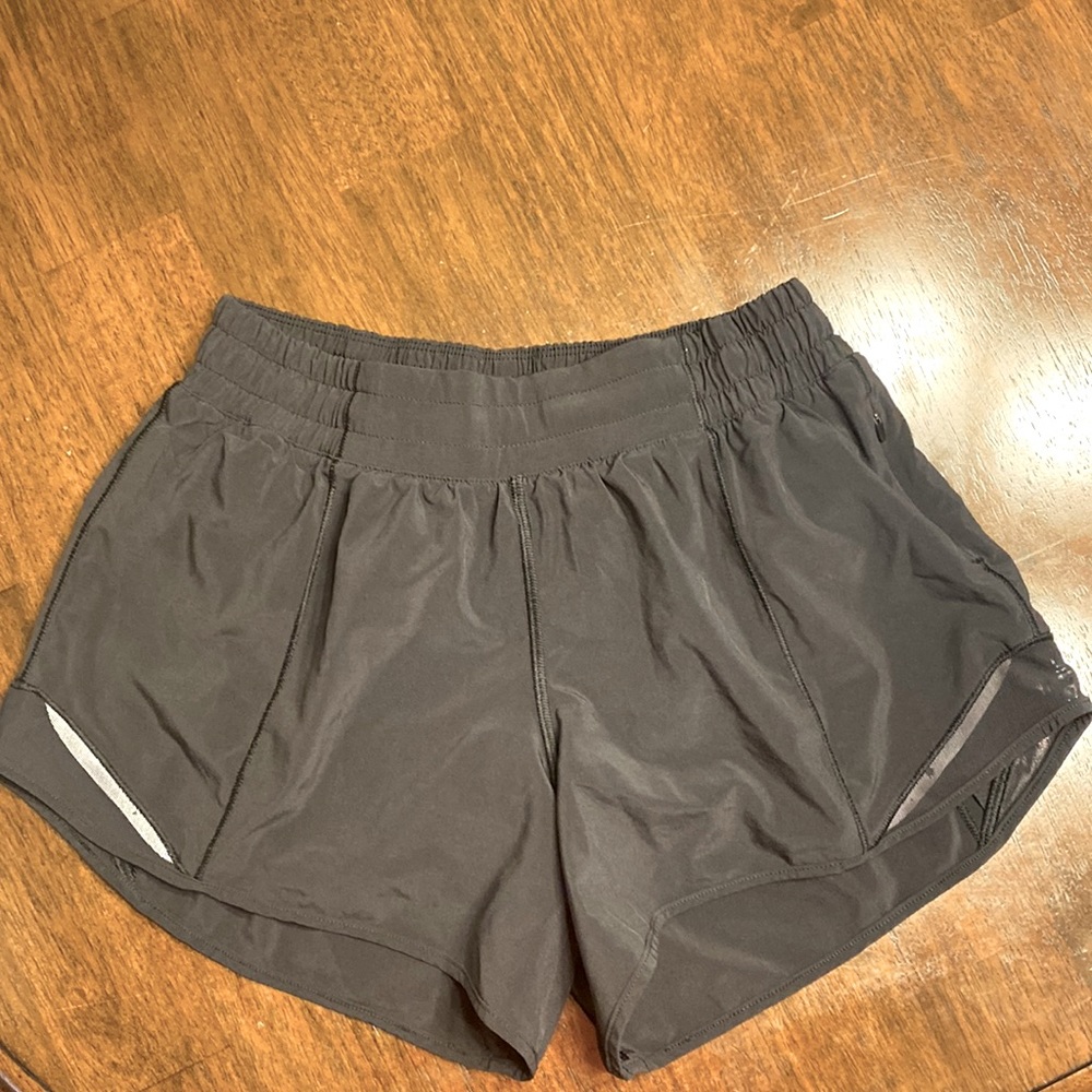 Lululemon Hotty Hot 4inch shorts